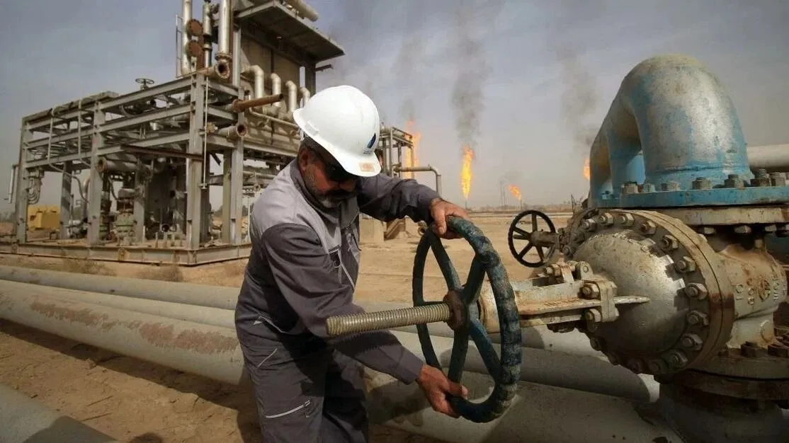 Ирак продает нефть с дисконтом в 33 40 за баррель но самовывозом Ирак предлагает своим долгосрочным покупателям огромные скидки на нефть отгруженную в этом месяце но танкерам придется проходить через Ормузский пролив чтобы забрать баррели Согласно уведомлению государственной нефтяной компании SOMO производитель нефти из ОПЕК предлагает скидки к официальным ценам до 33 40 за баррель на свою флагманскую нефть марки Basrah Medium Ирак был одним из первых производителей в регионе начавших сокращать добычу на раннем этапе конфликта США и Ирана поскольку свободные складские мощности быстро заполнялись из за прекращения экспорта из Персидского залива Ирак даже вынужден был задействовать сухопутных маршрут через Сирию автотранспортом на НПЗ в Баниасе что привело к 38 километровой пробке из нефтевозов на границе Ирака и Сирии Нефть и Капитал Мы в Max