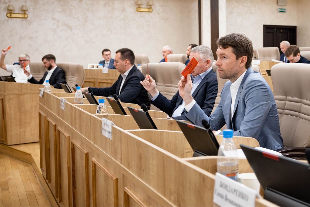 Состоялся отчёт Главы Екатеринбурга Алексея Орлова перед городской Думой Алексей Валерьевич рассказал и о самых значимых итогах международных связей города: 1 1 8 международных мероприятий Администрации в 2024 году; 1 2 новых городов-партнеров за 4 года работы. Реализованы множество новых инициатив: Клуб иностранных студентов Екатеринбурга; обмены творческими коллективами; создание арт-объекта художником из Гуанчжоу; и многие другие. Особое внимание уделено сотрудничеству с городом-побратимом Минском: 3 9 совместных мероприятий реализовано в рамках Дорожной карты; >1 0 0 человек с обеих сторон составили делегации наших городов в рамках перекрестных Дней Екатеринбурга в Минске и Дней Минска в Екатеринбурге. : Алсу Султанова