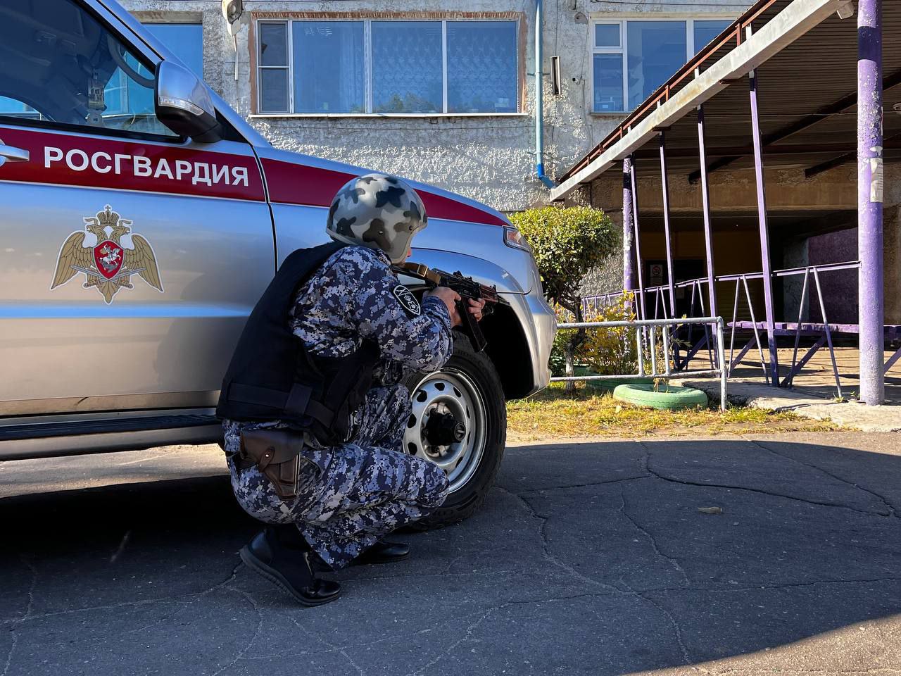 В Белогорске прошла антитеррористическая тренировка на территории автовокзала города.   В ней приняли участие представители УФСБ, УМВД, ГУ МЧС, СУ СК, Управления Росгвардии по Амурской области, Белогорский ЛО МВД России на транспорте, военнослужащие 35 Армии ВВО ВС РФ, руководство города Белогорска и Белогорского муниципального округа.  В тренировке было задействовано более 150 военнослужащих и сотрудников территориальных органов исполнительной власти, автомобильная и специальная техника, беспилотные летательные аппараты.  В ходе антитеррористических мероприятий совершенствовались практические навыки персонала автовокзала города Белогорска в случае  террористической опасности, в том числе, по эвакуации людей из условно опасной зоны, сотрудников подразделений специального назначения – по обезвреживанию «диверсионной группы».     Б№1 подписаться   Прислать новость