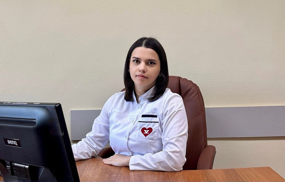 Новоуренгойский терапевт спасла пациента от инфаркта 36 летний мужчина обратился к врачу терапевту Мадине Гамзатовой с жалобами на боли в грудном отделе позвоночника Эти неприятные ощущения беспокоили его уже несколько дней Несмотря на молодой возраст пациента Мадина Меджидовна решила исключить сердечно сосудистые проблемы и направила его на экстренное ЭКГ Кардиограмма показала признаки кислородного голодания сердечной мышцы первый сигнал начинающегося инфаркта Пациента сразу же госпитализировали в кардиологическое отделение и назначили лечение Сейчас мужчина чувствует себя значительно лучше его жизни ничего не угрожает Молодые специалисты помогают людям и на юге области Так терапевт поликлиники 13 города Тюмени Альбина Халилова отправила на обследование мужчину с болью в груди У него вовремя обнаружили инфаркт миокарда и смогли оказать нужную помощь Сейчас пациент полностью здоров Источник НЦГБ Вслух ru