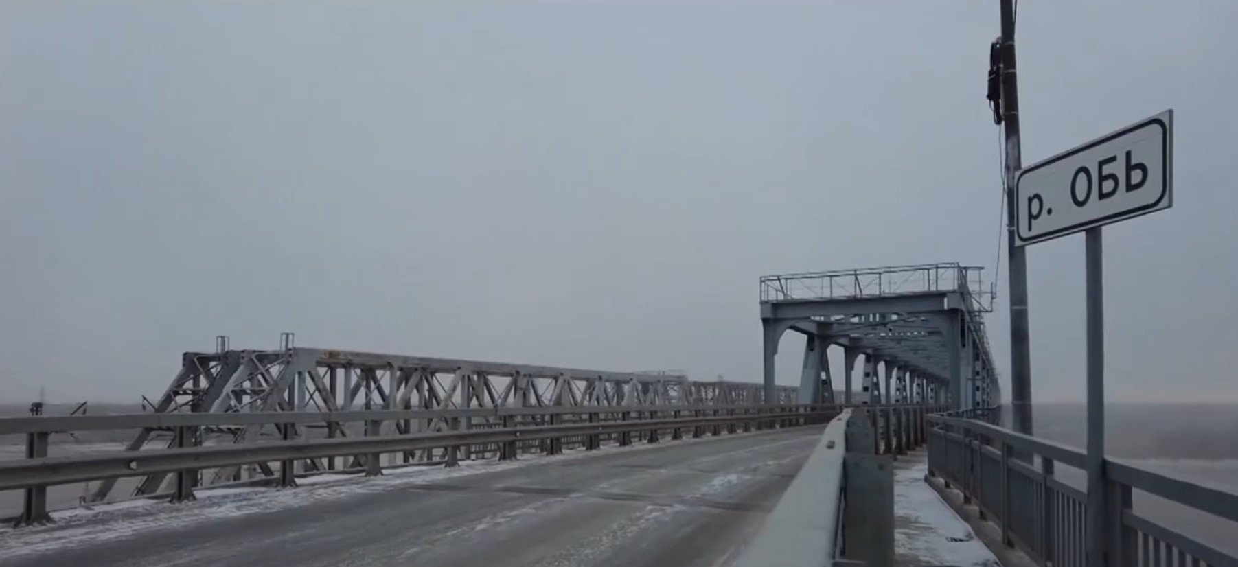 Движение по Старому мосту временно закроют в Барнауле С 01 00 до 04 00 5 февраля движение по автомобильной части совмещенного Старого моста через Обь ограничат для проведения работ по нормативному содержанию дорог Дорожникам предстоит очистить снег с дороги и вывезти его Ограничение необходимо из за габаритов конструкции проезжая часть шириной шесть метров стеснена металлическими фермами с обеих сторон что делает невозможным проведение работ в условиях транспортного потока Движение на участке будут регулировать экипажи ДПС информирует Минтранс Алтайского края Катунь 24 в MAX