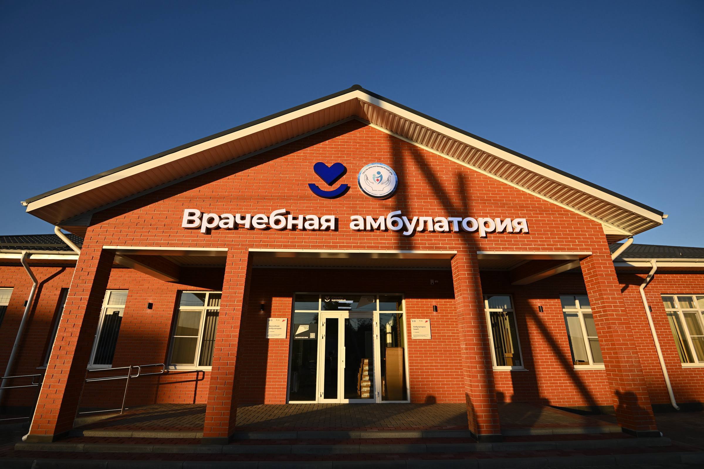 В Красногвардейском районе Адыгеи на строительство амбулатории направлено 36 млн рублей Глава Адыгеи Мурат Кумпилов проинспектировал объект в селе Садовом Все строительные работы закончены скоро амбулатория начнет принимать пациентов С учетом обновленной медицинской инфраструктуры нужно активизировать и выездные формы работы для приближения медицинской помощи к сельским жителям отметил Мурат Кумпилов Всего за 8 лет в Адыгее построили и открыли 4 больницы 5 поликлиник 33 ФАПа и 3 амбулатории До конца года капитально отремонтируют еще пять медучреждений в Майкопе Адыгейске и районах республики Алексей Гусев Подписаться