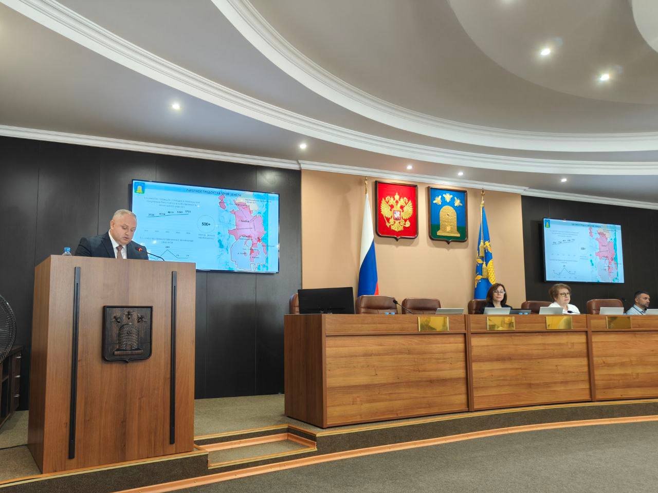 Сегодня на заседании городской Думы представил отчет об итогах работы администрации города за 2024 год. Проанализированы все сферы городской жизни — от ЖКХ, дорожного хозяйства, благоустройства до социальной сферы и градостроительной деятельности, с выделением как позитивных результатов, так и существующих проблем.  Особое внимание уделил реализации национальных проектов, региональных и муниципальных программ, которые помогают городу развиваться и двигаться вперед. Бюджет города в 2024 году достиг отметки в 11,5 млрд рублей, что почти на 3,5 млрд рублей больше, чем три года назад. Ранее такой солидной прибавки удавалось достичь лишь за 12 лет. Более половины этих средств направлено на образование и социальную сферу.  За годы реализации по инициативе Президента В.В. Путина национальных проектов Тамбов дополнительно привлек в развитие областного центра более 10 млрд рублей. Построены новые детские сады, школы, поликлиника, обновлены и появились новые общественные территории, отремонтированы дороги.  За прошедший год средняя зарплата в Тамбове выросла на 20%, увеличилось количество малых и средних предприятий, вырос объем инвестиций в основной капитал. Все предприятия работают, обеспечивая значительный прирост отгруженной товарной продукции. Их устойчивая работа — это дополнительные налоги в городскую казну.  Обозначил проблемы, которые требуют решения и нашли отражение в разработанных приоритетах развития Тамбова, ранее представленных и поддержанных руководителем области Е.А. Первышовым. Достигнутые результаты — это итог общей большой командной работы с правительством области, депутатским корпусом и горожанами, мнение которых является основным в любых оценках.  Всех проблем одномоментно не решить, сделать всё и сразу невозможно. Главное — мы не стоим на месте, город развивается и движется вперед. А в этом случае даже критика становится не упреком, а доказательством: горожане видят перемены.  Запись видеотрансляции отчета доступна по ссылке