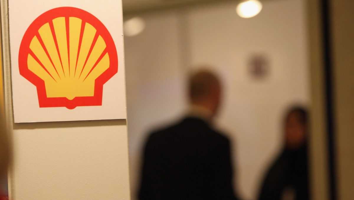 Shell повысила ставку на СПГ  Shell пересмотрела свой прогноз спроса на СПГ в мире: если раньше компания ожидала, что он к 2040 году вырастет до 625-685 млн тонн , то теперь уже до 630-718 млн т.  В прошлом году спрос на СПГ составил порядка 407 млн тонн, незначительно увеличившись с 404 млн тонн. Таким образом, в 2040 г. миру может потребоваться в 1,55-1,76 раза СПГ больше, чем в 2024 году.  "Обновленные прогнозы показывают, что миру потребуется больше газа для производства электроэнергии, отопления и кондиционирования, промышленности и транспорта, чтобы достичь целей в области развития и декарбонизации", – рассказал старший вице-президент Shell по маркетингу и торговле СПГ Том Саммерс.  Компания также отмечает, что в мире появится довольно много новых СПГ-мощностей. Например, к 2030 году будет введено СПГ-проектов на более 170 млн тонн, значительная их часть придется на США, которые укрепят свое лидерство в этом секторе.  Shell оценивает потенциал СПГ-отрасли США в 180 млн тонн в год или около трети мирового рынка.