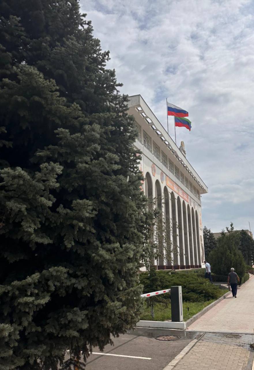 В Дагестане назначили нового главу управления по переселению лакского населения Новолакского района Глава Дагестана Сергей Меликов назначил новым врио руководителя управления по переселению лакцев Новолакского района Алибека Гасанова вместо Магомеда Гаджи Айдиева который был задержан силовиками по подозрению в превышении должностных полномочий Об этом сообщает пресс служба администрации главы республики Алибек Гасанов назначен врио начальника управления правительства Дагестана по вопросам переселения лакского населения Новолакского района на новое место жительства и восстановления Ауховского района Ранее Гасанов исполнял обязанности заместителя руководителя данного подразделения говорится в сообщении