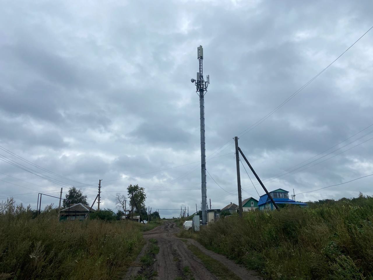 Еще в 34 малых населенных пунктах Оренбуржья увеличили скорость мобильного интернета Об этом сообщает Цифровая экосистема МТС Благодаря переводу частот на современный стандарт связи LTE скорость мобильного интернета выросла почти на треть Модернизированная 4G сеть будет справляться с наплывом трафика и позволит абонентам загружать фото видео вести прямые эфиры и общаться с родными без потери качества связи Работы провели в Илекском Ташлинском Адамовском Первомайском Соль Илецком Саракташском Домбаровском Бузулукском Грачевском Новосергиевском и других районах Как отметил директор филиала оператора связи в регионе Александр Пахоруков для того чтобы люди могли с комфортом пользоваться всеми преимуществами цифровой экосистемы специалисты находят технические решения В данном случае мы прибегли к рефармингу Он позволяет улучшить покрытие на местности и усилить проникновение сигнала внутри зданий Так мы можем наращивать емкость сети даже в условиях сильных нагрузок отметил он
