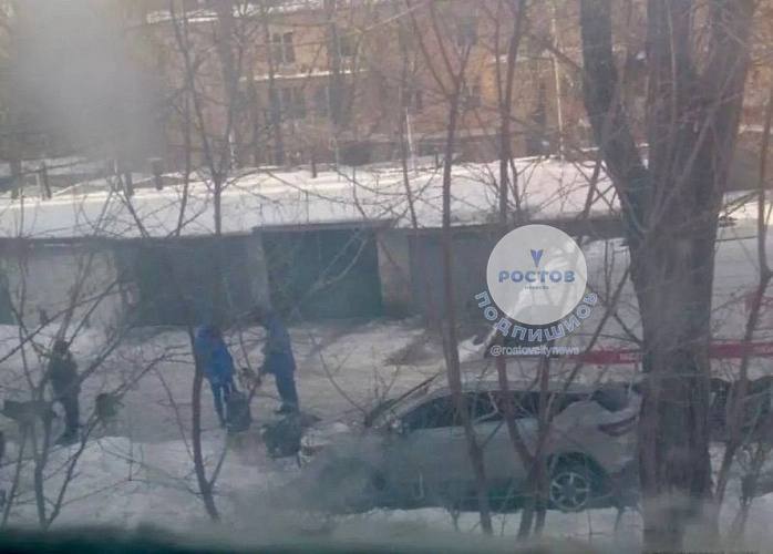 В Ростове пенсионер умер прямо на улице из за оторвавшегося тромба Сегодня 11 февраля в городских пабликах в социальных сетях появились информация о том что на улице Вильнюсской около дома 4 на тротуаре внезапно умер человек Версии очевидцев разнились кто то сообщал что женщина поскользнулась на льду упала ударилась и после умерла а кто то что мужчине стало плохо он сел на ледяную землю после упал и уже не поднялся Как стало известно у 77 летнего пенсионера внезапно оторвался тромб Прохожие вызвали скорую помощь Медики прибыли оперативно однако помочь мужчине не смогли он умер еще до прибытия врачей На место также приехал глава администрации Первомайского района Ростова на Дону Сергей Ковшиков который выразил соболезнования родным и близким умершего Подпишись на 1Rnd в МАХ Написать в редакцию