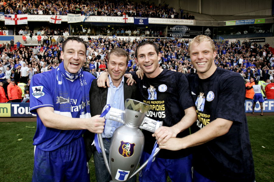 Роман Абрамович заблокировал передачу Украине денег от продажи Челси Бывший владелец Челси Роман Абрамович отверг ультиматум премьер министра Великобритании Кира Стармера насчет денег с продажи лондонского клуба Как сообщает The Times угрозы со стороны Стармера не испугали Абрамовича Напротив в качестве своей реакции Роман собрал команду первоклассных юристов включая Эрика Хершманна экс старшего советника президента США Дональда Трампа чтобы отстоять свою правоту