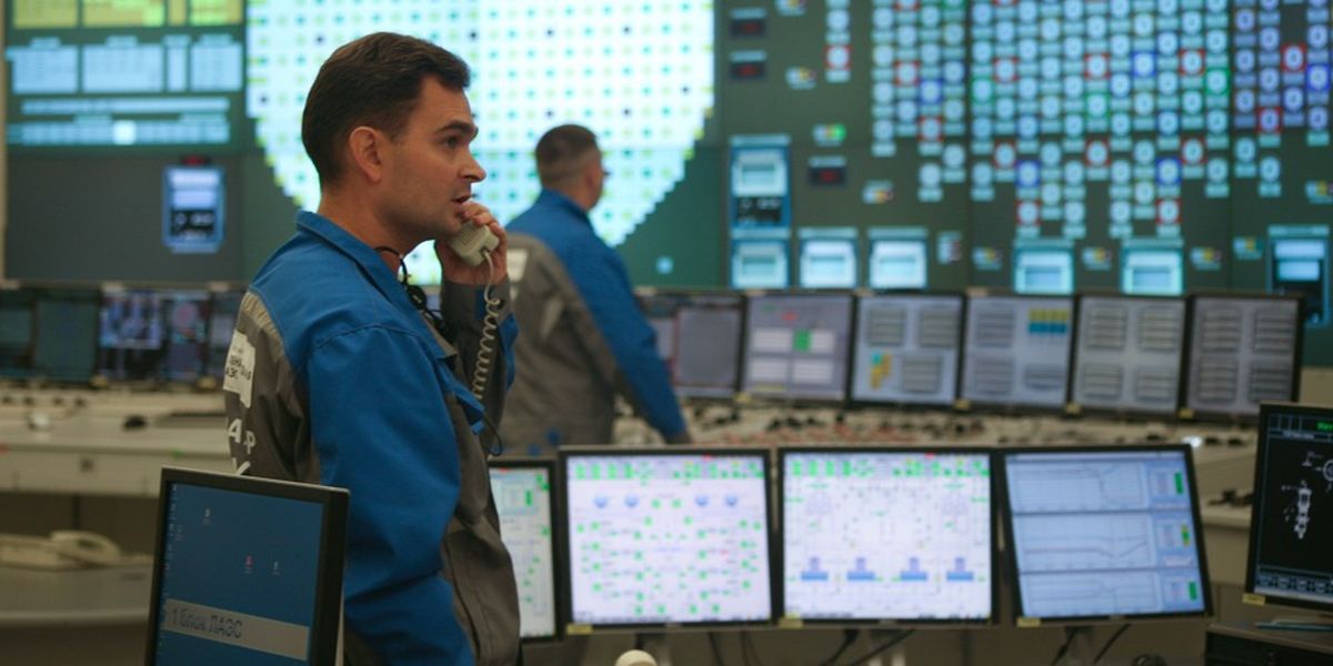 На Белоярской АЭС внедрили систему предиктивной аналитики Система запущенная на четвертом энергоблоке с быстрым реактором БН 800 ищет отклонения в эксплуатации оборудования на основе автоматического анализа больших массивов данных и сопоставления параметров Информация об обнаруженных дефектах и характере их развития позволяет оптимизировать объемы технического обслуживания ремонта и эксплуатации оборудования Разработал систему Всероссийский научно исследовательский институт по эксплуатации атомных электростанций ВНИИАЭС Ранее систему предиктивной аналитики внедрили на первом энергоблоке Нововоронежской АЭС 2 На основе опыта эксплуатации системы на Нововоронежской АЭС мы можем смело говорить что использование технологий предиктивной аналитики позволит не только повысить безопасность и надежность работы российских АЭС в целом но и снизить риски штрафов при неплановых остановах а также сократить длительность простоев из за ремонта свести к минимуму количество нарушений и отказов в работе оборудования прокомментировал руководитель проектного офиса по внедрению цифровых решений при эксплуатации Росэнергоатома Виктор Царану Подписывайтесь на Росатом Оставляйте бусты новость ВНИИАЭС БелоярскаяАЭС