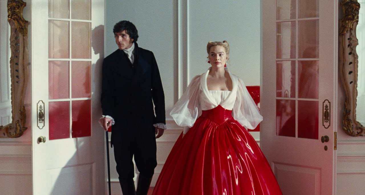 Фильм Грозовой перевал TikTok экранизация классического романа В казахстанском прокате идёт наделавшая много шума новая экранизация знаменитого романа Эмили Бронте Грозовой перевал от режиссёрки Эмеральд Феннел с участием Марго Робби и Джейкоба Элорди Половина посмотревших бурно ругает фильм возмущаясь его поверхностностью и неполным соответствием книге Другая половина восхищается визуальной красотой и чувственностью и спорит с первой что нельзя воспринимать экранные адаптации буквально Кинокритик Гульажар Машрапова скорее на стороне вторых С этим литературным источником есть где разойтись помимо основной сюжетной линии любви одержимости Кэти и Хитклиффа тут темы и социального неравенства и фатума и преемственности насилия но Феннел взяла из романа только то что ей самой показалось интересным А именно бурную страсть главных персонажей и их внешнюю привлекательность Ну и от себя Феннел привычно добавила секс Много секса Грозовой перевал типичное кино от Феннел оно пожалуй и не хуже и не лучше её предыдущих работ Разве что визуально более красивое и стилистически более выверенное t me orda kz