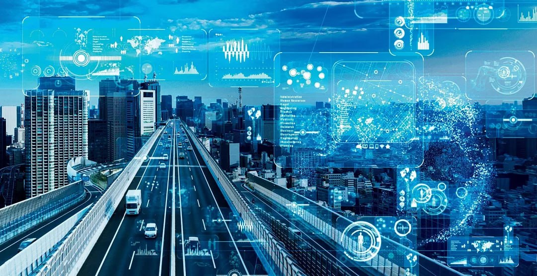 С 1 января 2026 года Москва запускает трехлетний эксперимент по автоматическому контролю за городским хозяйством с помощью искусственного интеллекта Цель выявлять нарушения в шести ключевых сферах строительстве экологии охране памятников благоустройстве дорожном хозяйстве и на особо охраняемых природных территориях всего более 40 видов правонарушений Технологии система будет использовать данные с камер фото и видеосъемку распознавание образов и госинформсистемы для автоматического составления протоколов Финансирование полностью из бюджета Москвы Если эксперимент окажется успешным такой подход могут распространить и на другие регионы