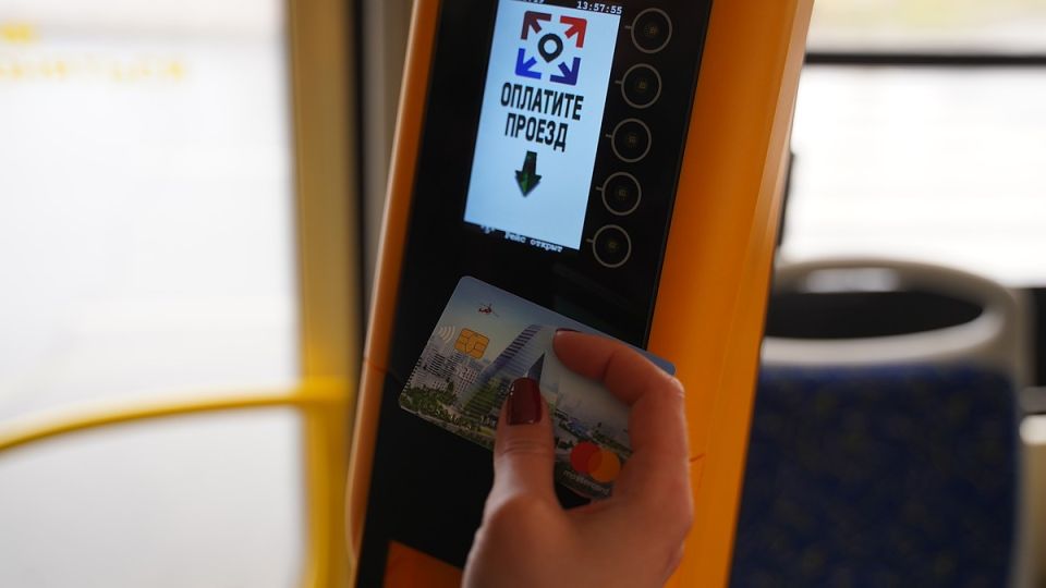 В Крыму расширили список маршрутов только с безналичной оплатой проезда ⁠ С 1 августа в Симферополе, Керчи и на одном из пригородных маршрутов общественного транспорта будет введена исключительно безналичная система оплаты проезда. Об этом информирует пресс-служба Министерства транспорта Республики Крым.  Для оплаты проезда необходимо использовать валидаторы и терминалы, которые установлены в салонах троллейбусов и автобусов.  В Симферополе это коснулось следующих маршрутов: № 30 «м/р Фонтаны – «Свобода»», № 55 «Битумное – а/с «Западная»», № 67 «ул. Данилова – Дворец водных видов спорта», № 93 «Неаполь Скифский – площадь Амет-Хана Султана» и № 95 «ул. Гурзуфская – Битумное».  В Керчи на безналичный расчет перешли автобусные маршруты № 3 «Завод стеклоизделий – Таврическая площадь», № 8 «Автово...  Подробнее>>>