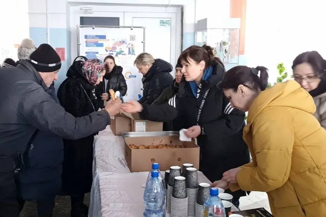 В Белореченском и Апшеронском районах развернуты пункты временного размещения и обогрева Для помощи пострадавшим от непогоды жителям в Белореченском и Апшеронском районах действуют специальные пункты сообщает оперштаб Кубани В Белореченске где жители могут согреться подкрепиться горячим чаем и зарядить гаджеты утром 2 января была доставлена свежая выпечка Пункты расположены по адресам Спорткомплекс имени Имгрунта ул Интернациональная 2А Школа 5 ул Луначарского 122 В Апшеронском районе функционируют еще два пункта полностью обеспеченные отоплением электричеством и горячей водой Апшеронск Аварийно спасательный отряд ул Ленина 112 Хадыженск Городская больница ул Больничная 16 Телеканал Краснодар в MAX