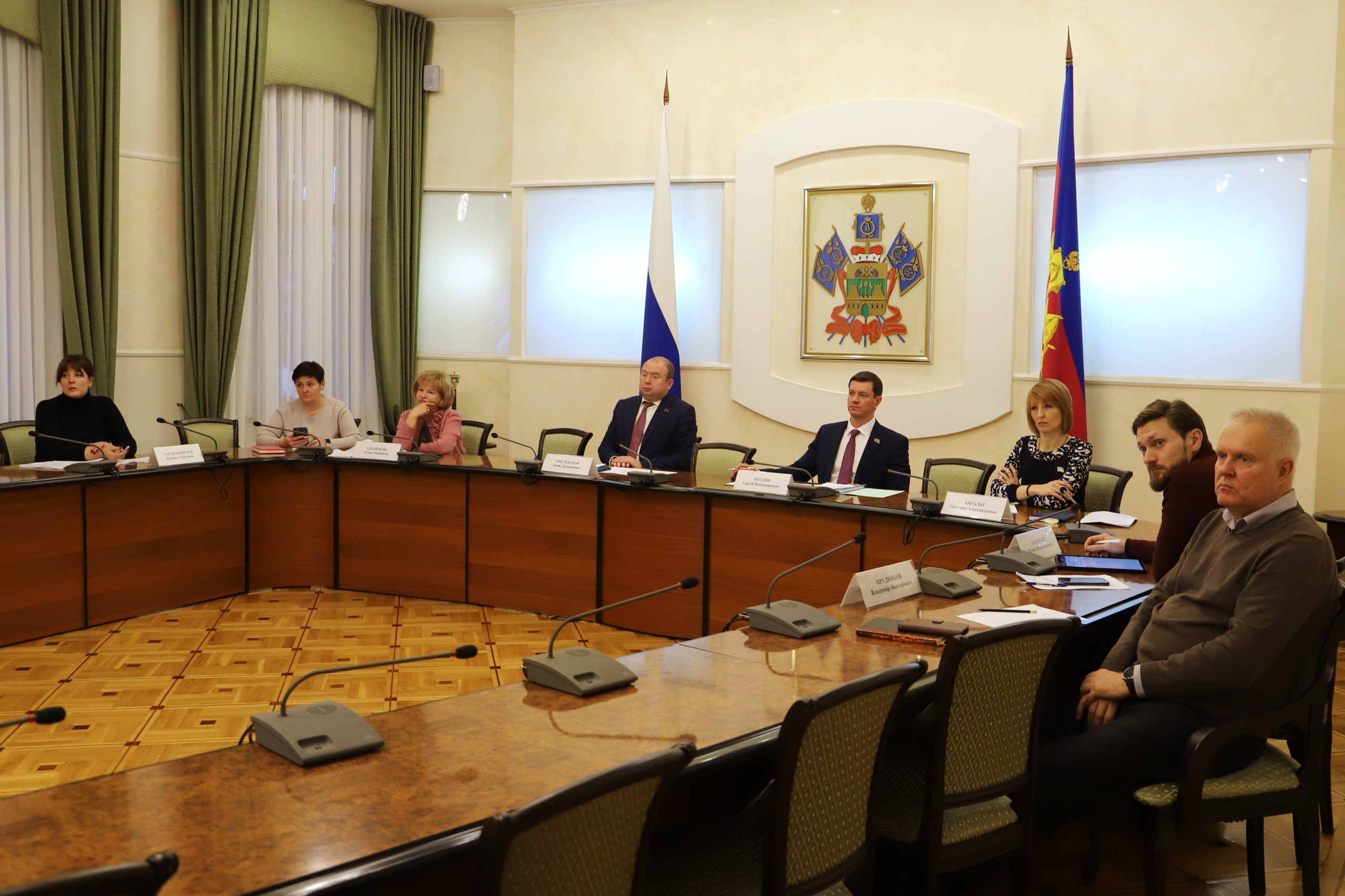 Зампредседателя комитета Совета Федерации по бюджету и финансовым рынкам Андрей Епишин провел совещание на тему О механизмах возвращения в гражданский оборот неиспользуемых земельных участков принадлежавших организациям исключенным из единого государственного реестра юридических лиц и собственники которых не установлены По поручению руководителя ЗСК Юрия Бурлачко в мероприятии в режиме ВКС принял участие его заместитель Сергей Болдин депутаты профильного комитета Денис Хмелевской и Светлана Ангальт По словам сенатора на заседании круглого стола комитета Совета Федерации на тему Полномочия субъектов Российской Федерации в области законодательства о налогах и сборах как инструмент развития экономической самодостаточности в ноябре 2024 года коллеги из Счетной палаты затронули проблему возврата в оборот земельных участков которые принадлежали ликвидированным юрлицам Росрестру и ФНС тогда даны были рекомендации сформировать соответствующий перечень и довести его до регионов которые во взаимодействии с муниципалитетами должны были провести работу по обращению этих земель в муниципальную собственность и их возврату в оборот Однако на практике сказал Андрей Епишин субъекты столкнулись с некоторыми затруднениями В рамках совещания участники совещания обсудили ход этой деятельности включая возникшие проблемы и пути их решения По итогам обсуждения принято решение о том что комитет Совета Федерации отработает и направит в регионы рекомендации по теме совещания Что касается региональной специфики то как подчеркнул Сергей Болдин в крае сформирован список из порядка 600 земельных участков принадлежащих ликвидированным организациям Он направлен в муниципальные образования для проведения соответствующей работы Вопрос по словам депутата остается на контроле комитета Заксобрания и департамента имущественных отношений региона которые готовы оказывать органам местного самоуправления в случае необходимости помощь и содействие в решении возникающих трудностей