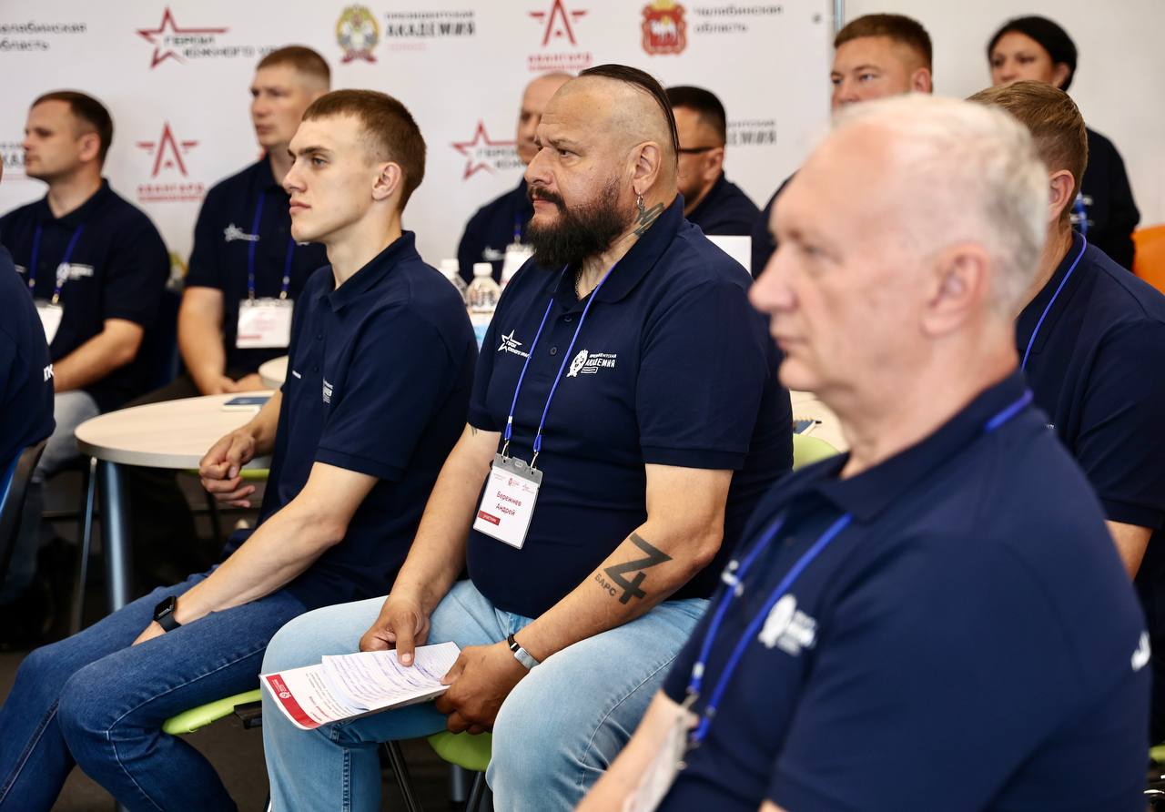 Проект Герои Южного Урала помогает социализироваться ветеранам СВО С лета прошлого года в Челябинской области по инициативе губернатора Алексея Текслера запущена образовательная программа для ветеранов специальной военной операции Герои Южного Урала Как отмечает Анастасия Ремизова директор комплексного центра социального обслуживания населения Брединского округа подобные проекты играют большую роль деле воспитания уважения к истории и культуре России Наша обязанность подставить плечо проявить заботу и уважение к тем кто боролся за нашу безопасность подчеркнула Ремизова В свою очередь участник проекта Герои Южного Урала Павел Сагдиев говорит что программа помогает не только повысить уровень своих знаний и компетенций но и социализироваться В плане интеллектуального роста роста профессионального развития по сравнению с тем что было год назад это небо и земля поделился Сагдиев eugenejut