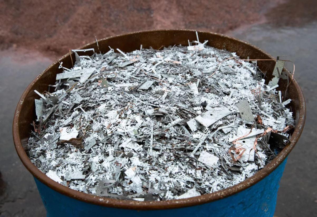 В ЕАЭС на три года обнулили ввозные пошлины на лом драгметаллов Ставки ввозных пошлин на них составляли 15 от таможенной стоимости Ранее по решению Коллегии ЕЭК нулевые ставки на лом драгметаллов применялись с июня 2015 года до конца декабря 2025 года Теперь ввозные пошлины обнулили еще на три года Подробнее