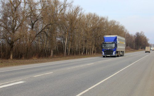 Началось строительство Западного обхода Орла   Упрдор Москва – Харьков приступило к реализации одного из самых масштабных дорожных проектов региона. Новая дорога  протяженностью 16,3 км соединит автодороги М-2 «Крым» и Р-120 Орел – Брянск – Смоленск. Это позволит ежедневно выводить за пределы города почти 15 тыс. автомобилей.  В рамках проекта построят 13 искусственных сооружений, включая мосты и путепроводы. Уже в этом году  начнут работы на 4-х мостах и 9-и путепроводах, а также приступят к переустройству транспортной развязки у деревни Ледно.   Особое внимание — вопросам экологии. В рамках компенсационного озеленения посадят 210 саженцев сосны, туи и можжевельника. Кроме того, по обеим сторонам проезжей части установят сетчатое ограждение, что позволит предотвратить выход диких животных на оживленную автотрассу.  Объект планируют ввести в эксплуатацию до конца 2028 года.    Интересные новости здесь