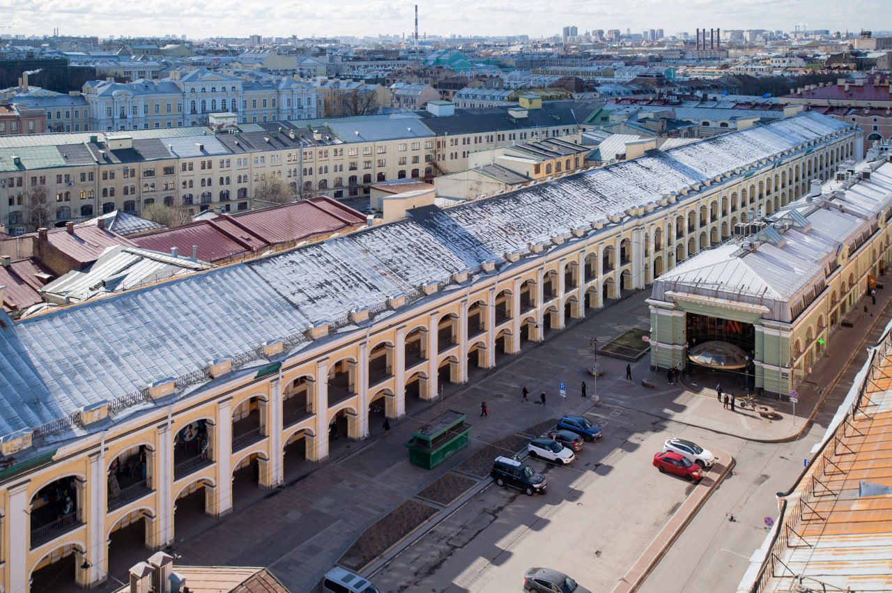 Бары без остановки перестройка Думской началась с автостоянки С 1 сентября вдоль Думской улицы между Невским проспектом и улицей Ломоносова нельзя будет оставлять машины Исчезнет и парковка между портиком и Перинными рядами Разметка и знаки платной парковки будут демонтированы взамен будут установлены знаки Зона с ограничением остановки Изменение транспортной схемы происходит на фоне обсуждения планов по превращению Думской улицы в общественное пространство В администрации Центрального района пообещали представить концепцию к концу нынешнего года Скорее всего она будет включать пешеходную зону Её создание уже оценили в 200 млн рублей Сергей Ермохин ДП Подписаться на DP RU