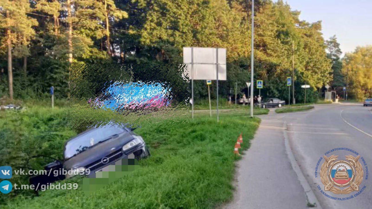В Черняховске произошло ДТП, в котором пострадала пассажирка. 30 июля текущего года в Черняховске на ул. Октябрьской, автомобилист, выезжая со второстепенной дороги, не уступил автомобилю Opel. После столкновения последнего отбросило в кювет. В результате ДТП пассажирка автомобиля Opel получила телесные повреждения. Фото: Госавтоинспекция региона