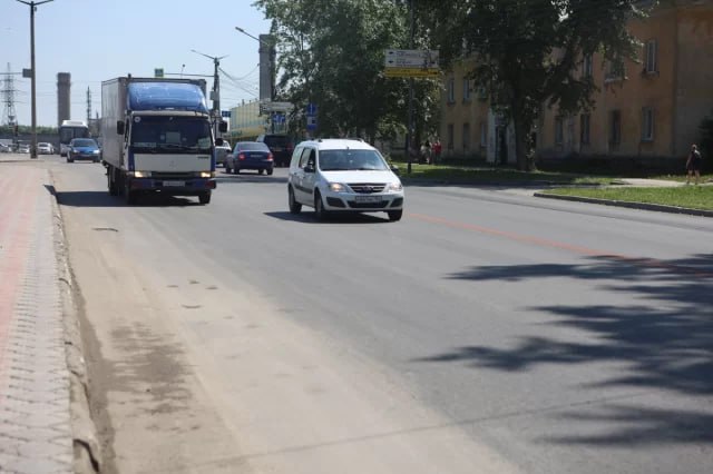 В Новосибирске в 2025 году отремонтируют главные улицы Калининского района – Объединения и Богдана Хмельницкого  В этом году в Новосибирске на ремонт дорог и тротуаров в общей сложности выделено 2,5 млрд рублей. 1,5 млрд уже распределены, подрядчики приступили к работе, и миллиард рублей распределят по контрактам, которые будут подписаны до конца июня.  Приоритет, как подчеркнул мэр Максим Кудрявцев, отдают большим участкам дорог, среди них участок улицы Объединения протяженностью около 1,5 км — ремонт обойдется в 92 млн рублей, срок сдачи — сентябрь, но подрядчик может успеть к началу июля.