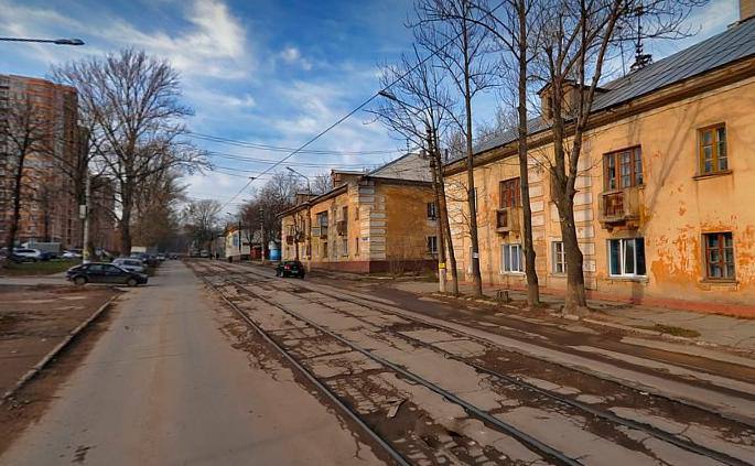 В администрации Тулы опровергли слухи о закрытии улицы Михеева для автомобилей  В редакцию Myslo обратились тульские водители, которые услышали в новостях информацию, якобы вскоре улицу Михеева оставят только для трамваев. Объяснение было логичным: из-за регулярно припаркованных автомобилей трамваи часто простаивают.   Другие подписчики слышали, якобы на Михеева просто запретят движение по трамвайным путям. Туляки попросили Myslo разъяснить, так ли это.   В администрации Тулы рассказали, что информация не соответствует действительности:   В настоящее время разрабатывается проектно-сметная документация по ремонту трамвайных путей на ул. Михеева. После ее разработки будут запланированы мероприятия по ремонту.   Вопрос организации движения автомобильного транспорта по трамвайным путям на ул. Михеева находится на стадии рассмотрения и на данный момент не утвержден.