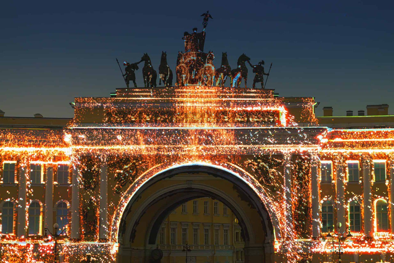 В рамках Дней Эрмитажа на Дворцовой площади 6 и 7 декабря покажут световой спектакль к 185 летию Чайковского 20 минутная постановка из 13 эпизодов под музыку композитора развернется на фасаде Главного штаба задействовав 20 колонн и 228 окон Лирическими героями представления станут как сам Чайковский так и его близкие родственники современники Их мысли и воспоминания озвучат народный артист России Николай Буров заслуженный артист России Олег Куликович и Анна Геллер В эти же дни состоится финал Всероссийского конкурса современного медиаискусства Страна СВЕТА Работы финалистов будут показаны на фасаде Штаба Гвардейского корпуса Фото Telegram канал комитета по культуре Подпишись на Город в MAX