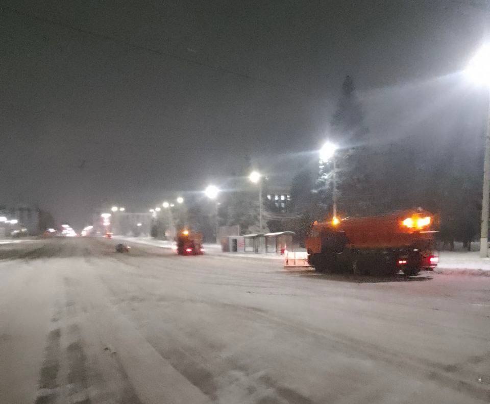 Пока город спал, дорожники всю ночь устраняли последствия снегопада в Курске.   В работах задействовано 52 единицы техники. Кроме  основных магистралей, дорожные рабочие убирают тротуары, остановки и общественные пространства.   Работы будут продолжены и днем.  #НовостиКурска