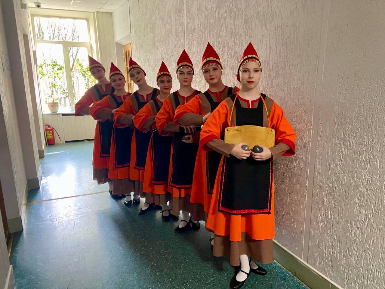 Победы юных талантов из Евсеевского ДК из Павлово Посадского округа в Минске Хореографический ансамбль Солнышко и Любительское объединение Созвездие Евсеевского дома культуры блестяще выступили на 30 м Международном творческом фестивале конкурсе Белорусские узоры в Минске По итогам конкурса Солнышко Лауреат I и II степени Созвездие Лауреат I степени Руководители Надежда Пшенкина и Анна Дмитриева получили специальные дипломы ГРАН ПРИ за хореографическую композицию Вепсский танец Кивиденке Камни Диплом за отражение патриотической линии в номере Ромашковое поле Поздравляем всех участников и их наставников Желаем новых творческих побед и вдохновения Радио 1 MAX Прислать новость Дарим книги от МИФ и Бомборы