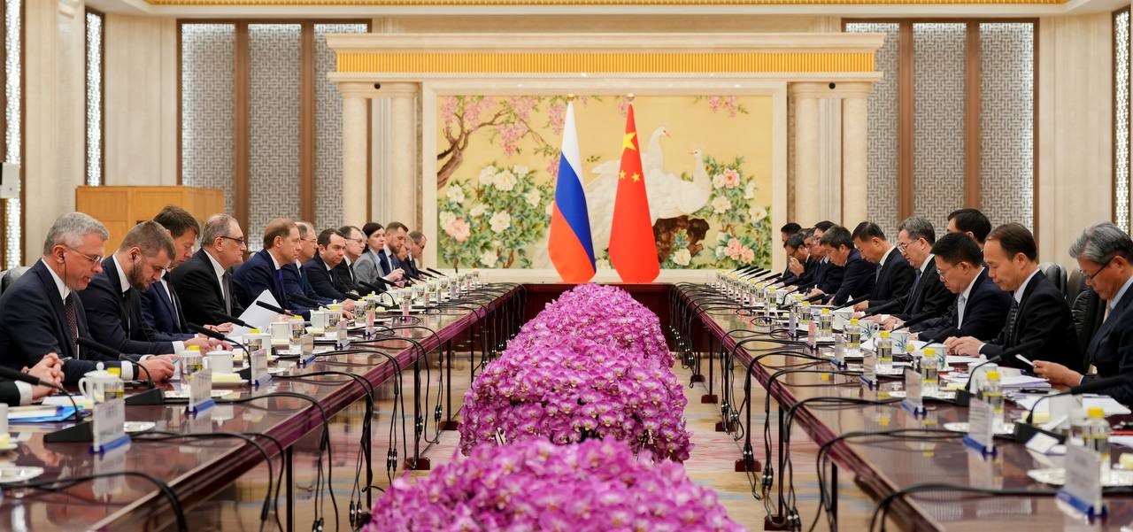 Губернатор Чибис Выступил на 12 м заседании Межправительственной Российско Китайской комиссии по инвестиционному сотрудничеству Рассказал о том как развивается региональное взаимодействие наших стран в Арктике и какие возможности открыты для совместных проектов За последние 5 лет торговый оборот Мурманской области с Китаем вырос в 7 раз Мы экспортируем никель железорудный концентрат и рыбу а импортируем технику оборудование и металлы Недавно подписали соглашение с китайской компанией New New Shipping Line о развитии контейнерных перевозок Сейчас активно подбираем площадку в порту Мурманск Это новые возможности для экспорта инвестиций и создания рабочих мест Но нас связывает не только экономика В прошлом году наш регион посетили 26 тысяч китайских туристов это треть всего подробнее на канале Губернатор Чибис