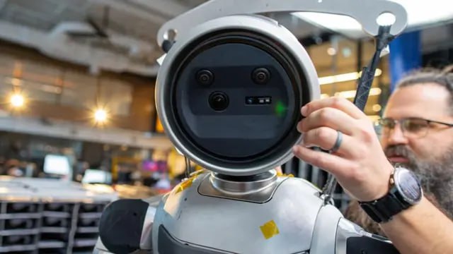 Робот Atlas получил сверхчеловеческое зрение Boston Dynamics представила новую систему восприятия для гуманоидного робота Atlas, которая улучшает его способность ориентироваться в пространстве и выполнять сложные задачи без участия человека. Теперь робот может точно распознавать объекты, отслеживать их движение и согласовывать зрительные данные с собственными действиями. Это приближает его к подлинной автономности в реальных промышленных условиях.