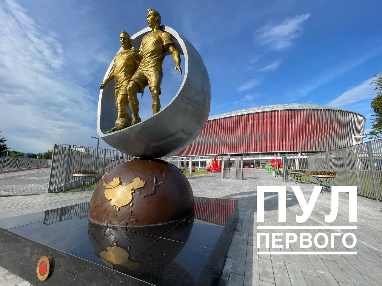 А еще Первому показали скульптуру на входе на стадион - там белорусский и китайский футболисты. Президент: «Тут памятник Си Цзиньпину нужно поставить!»