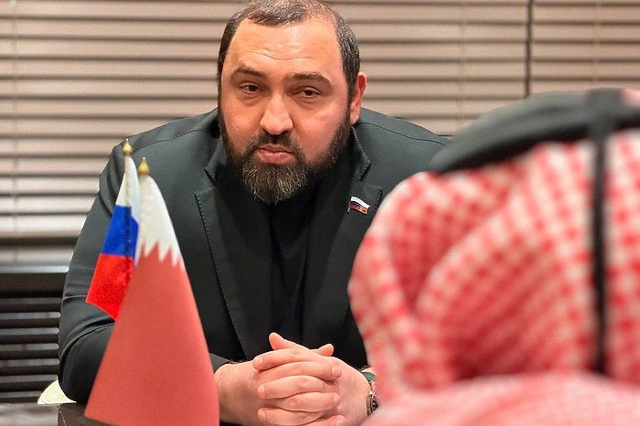 Депутат Хамзаев попросил кабмин запретить продажу на маркетплейсах опьяняющих орехов Депутат Госдумы Султан Хамзаев обратился к вице премьеру России Татьяне Голиковой с просьбой запретить свободную продажу на маркетплейсах продукта обладающего психоактивным действием Речь идет о бетельном орехе семечке арековой пальмы традиция жевать которое пришла из Азии По словам Хамзаева за последний месяц к нему поступает большое количество обращений от родителей по поводу того что их дети приобретают на маркетплейсах так называемые пьяные орехи вызывающие галлюцинации и другие опасные для здоровья эффекты от головной боли до судорог сообщает РИА Новости Во избежание подобных случаев считаю необходимым допускать к размещению на маркетплейсах только полностью сертифицированную и лицензированную продукцию находящуюся под юрисдикцией Российской Федерации говорится в обращении депутата к вице премьеру Татьяне Голиковой uralweb ru