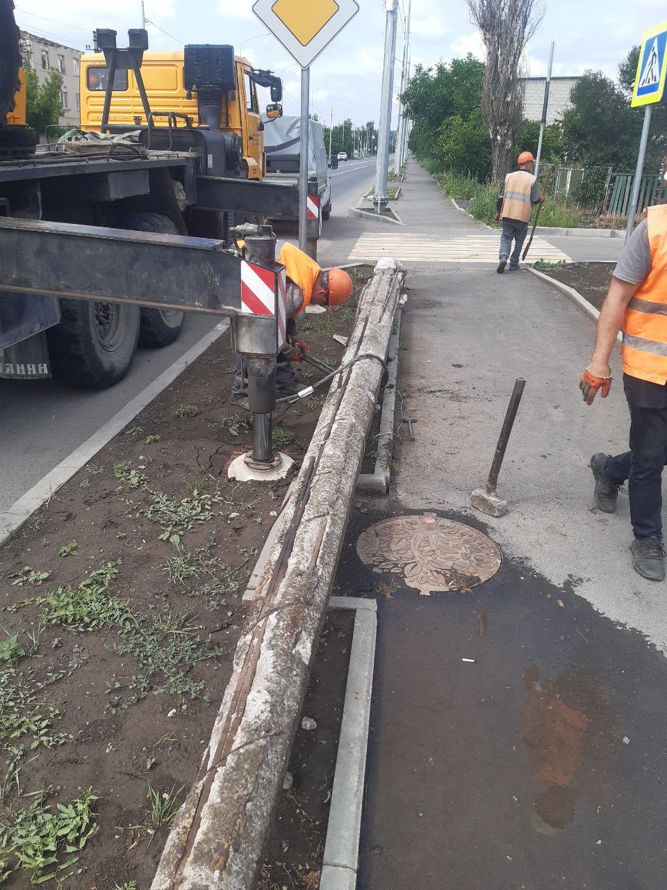 В Мариуполе было установлено 40 новых светильников. На улице Горной появились 16 новых ламп уличного освещения, на улице Первомайской – 10, а на улице Литературной – 14. Сотрудники предприятия также выполнили ряд других работ. Они проложили 1 070 метров самонесущего изолированного провода, демонтировали 945 метров непригодного кабеля, заменили 26 вышедших из строя светильников и 5 старых железобетонных опор. Кроме того, были освободены 260 метров линий электропередачи от вросших аварийно-опасных веток. Электромонтеры провели модернизацию сетей наружного освещения в поселке Каменск, а также проверили работу фонарей и оборудования на 5 улицах поселка «Азовкольцо».