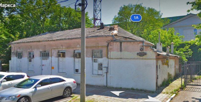 Снести нельзя реконструировать! В Новороссийске решат судьбу старого дома в самом центре города На аппаратном совещании в администрации Новороссийска шла речь о том, какие строения отремонтируют в рамках муниципальной программы. А, может, и снесут. Роман Карагодин, и.о.заместителя главы города, рассказал о том, когда будет открыт психолого-педагогический и медико-социальный центр в Южном районе, на улице Мурата Ахеджака. В марте здесь начаты проектные работы. — В середине июня мы планируем завершить проектные работы и перейти к проведению государственной экспертизы. В этом году также планируется провести капитальный ремонт, перепланировку и провести все инженерные коммуникации для данного объекта, — сказал Роман Карагодин. В рамках городской программы будут готовиться к работам по сохранению объекта культурного наследия – здания станичного правления в станице Раевская улица Красная, 57 . На днях заключён муниципальный контракт на выполнение проектно-изыскательских работ по сохранению объекта. Возможно, освободится место для нового строительства в самом центре. В проект программы вносится нежилое одноэтажное помещение на улице Карла Маркса,1А. —Мы уже приняли его в оперативное управление, однако земельный участок не передан из-за кадастровой ошибки, которая решается в судебном порядке, — рассказал подробности Роман Карагодин. — После передачи земельного участка будет проведено обследование, в рамках которого будет принято решение о сносе здания или его реконструкции и дальнейшем использовании. Новороссийский рабочий