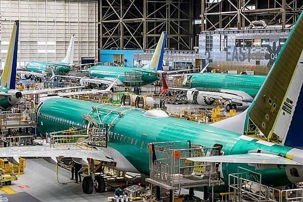 Заказы Boeing в ноябре сократились на 22% к октябрю – до 49 лайнеров  Американский концерн Boeing, один из крупнейших мировых производителей авиационной, космической и военной техники, в ноябре получил 49 заказов на самолеты, что на 22% меньше показателя октября. Об этом сообщает Прайм со ссылкой на данные из релиза компании.  Всего за январь-ноябрь компания получила 427 заказов.  В ноябре Boeing поставил 13 самолетов против 14 самолетов месяцем ранее. С начала года компания поставила 318 самолетов.  aviaru.net/n278560