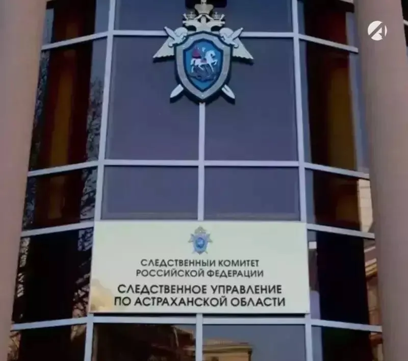 В астраханском селе девочка пострадала от нападения животных Региональный Следком возбудил уголовное дело из за ненадлежащего присмотра за ребёнком в дошкольном учреждении В пресс службе ведомства сообщают что 7 апреля в селе Чёрный Яр сотрудник детского сада оставил трёхлетнюю воспитанницу без должного присмотра Девочка покинула учреждение через незапертую калитку и направилась в местный парк где на неё напали бродячие собаки В результате такой встречи она получила укушенные раны туловища Малышку доставили в медицинское учреждение а после направили в Областную детскую клиническую больницу для дальнейшего лечения По информации регионального минздрава ребёнок поступил в тяжёлом состоянии с многочисленными укусами головы туловища и конечностей К счастью обошлось без повреждений внутренних органов Сейчас состояние девочки стабилизировалось вместе с мамой её перевели в палату отделения травматологии Пострадавшая находится под постоянным наблюдением врачей которые заверяют что рисков для её жизни нет Тем временем специалисты выясняют причины произошедшего В Следкоме отмечают что в ходе расследования дадут правовую оценку действиям либо бездействию органов уполномоченных на организацию работы по отлову и изоляции бродячих собак Проверят и тех кто ответственен за обеспечение безопасности детей в детсаду По данным комитета имущественных отношений МО Черноярский муниципальный округ Астраханской области 30 марта работники службы по отлову бродячих животных доставили в специализированный пункт временного содержания 11 особей Ход расследования находится на особом контроле руководителя регионального следственного управления СК России генерал лейтенанта юстиции Ибрагима Могушкова