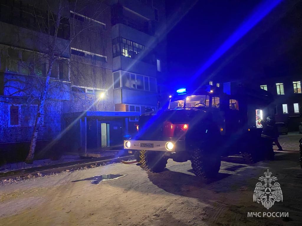 Вечером в Саяногорске произошел пожар в многоквартирном доме По информации МЧС России на момент прибытия огнеборцев на балконе третьего этажа горели вещи на площади шесть квадратных метров в квартире и на лестничной клетке было сильное задымление Пожарные оперативно спасли трех человек из задымленной квартиры еще 16 человек смогли эвакуироваться самостоятельно В результате происшествия один мужчина пострадал и был госпитализирован в городскую больницу Согласно предварительным данным причиной пожара стала неосторожность при курении