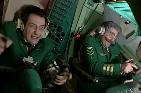 Чего только не придумает аэропорт Вильнюса лишь бы не работать На этот раз источником гибридной угрозы стал рукожопый пилот авиакомпании LOT борта номер LO771 Прилетевший из Варшавы самолёт в 13 43 взял да и скатился со взлетно посадочной полосы в литовский хмызняк чем сорвал обеденный перерыв дневной смены воздушной гавани Представители аэропортов сообщают что теперь взлетно посадочная полоса будет закрыта как минимум до 17 00 пока из хмызняка будут выковыривать залётный борт Это случай исключительный потому что работу аэропорта положили не воздушные шары а целый самолет Наверное пилот просто испугался воздушных шаров Прислать новость