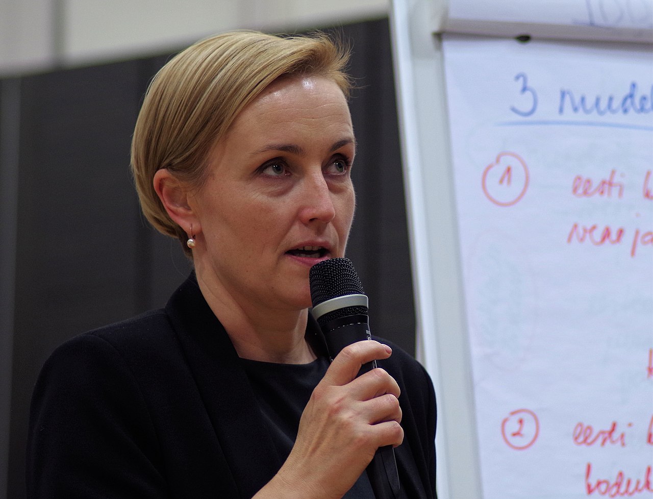 Забыла таблицу умножения: Министр образования Эстонии провалила тест Министр образования Эстонии Кристина Каллас не смогла ответить на вопрос, сколько будет восемь умножить на четыре Во время интервью с Каллас ведущий спросил, сколько будет восемь умножить на четыре. Сначала министр попыталась уклониться от ответа, заявив, что «образование — это не только математические формулы». Однако, когда вопрос повторили, она прямо призналась, что не знает ответа Я не знаю, — сдалась в конце интервью Каллас