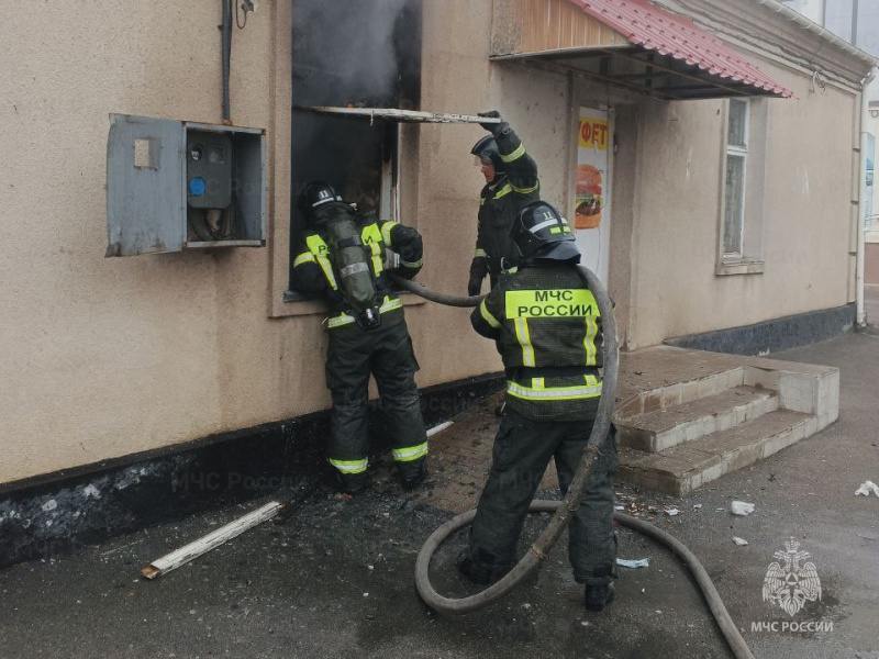 ‼  Сотрудники МЧС ликвидировали пожар в неэксплуатируемом здании в Новой Каховке  "Сообщение о возгорании поступило утром. Пожар удалось потушить в течение трех часов", — сообщили в ГУ МЧС России по Херсонской области.    ПОДПИСАТЬСЯ НА ТАВРИЮ