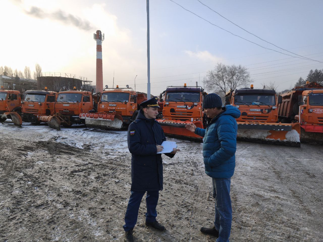 Прокуратура Ленинского района Саратова осуществляет надзор за исполнением законодательством об автомобильных дорогах и дорожной деятельности Проведено выездное обследование деятельности МБУ Дорстрой по соблюдению сроков и качества работ по очистке основных магистралей спусков и подъемов тротуаров подходов и подъездов к социально значимым объектам а также остановочным павильонам Особое внимание уделено мероприятиям по ликвидации последствий падения деревьев в результате непогоды меры к устранению которых приняты по всем зафиксированным случаям Вместе с тем прокурорская проверка показала что за прошедшие сутки 4 единицы техники вышло из строя Это может повлечь несвоевременную уборку территорий В связи с этим прокуратура директору МБУ Дорстрой объявила предостережение о недопустимости нарушений законодательства Вопросы выполнения работ по очистке объектов улично дорожной сети остаются на контроле