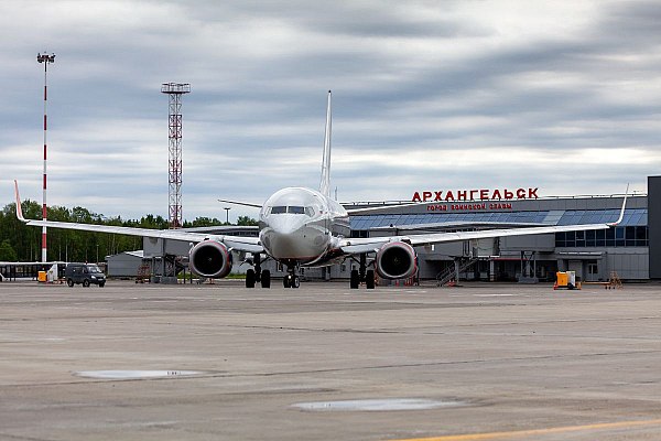 На линии Архангельск Москва начнут использовать более вместительные самолеты Перевозную емкость самолетов курсирующих по маршруту Архангельск Москва увеличат в Поморье Более вместительные суда начнут использовать уже в декабре заявил губернатор региона Александр Цыбульский Об этом сообщает ТАСС Как отмечается направление Архангельск Москва остается одним из самых востребованных среди жителей Поморья Ежегодно этим маршрутом перевозится значительное количество пассажиров Нововведение позволит увеличить провозную способность и удовлетворить растущий спрос aviaru net n290161