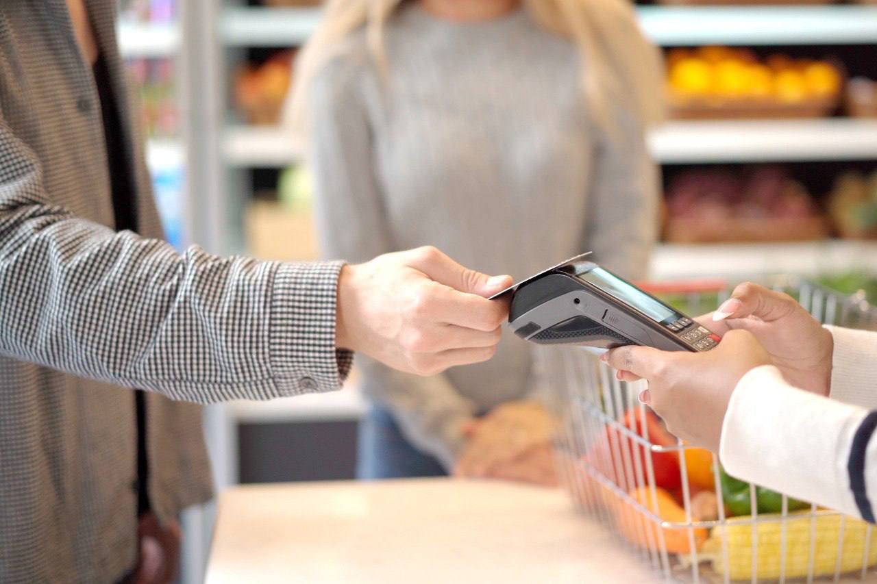Инфляция в Петербурге достигла 3,8% по итогам первого полугодия Продовольственные товары в Петербурге подорожали на 4,3%. Наибольший рост отмечен в сфере услуг — здесь цены увеличились на 7,1%. В сегменте непродовольственных товаров, напротив, зафиксировано снижение цен на 0,7%. Подробнее