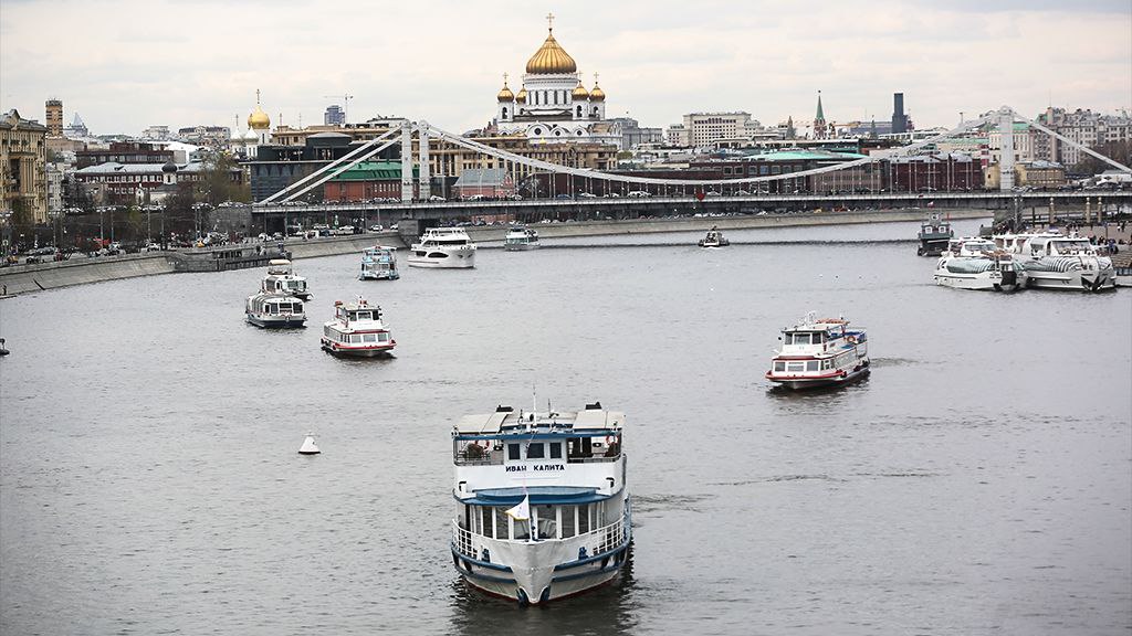 Судоводителей внутреннего водного транспорта начнут штрафовать за нарушения зафиксированные с помощью фото и видеокамер Внедрить такую функцию планируется по аналогии с действующей системой фиксации нарушений правил дорожного движения Соответствующий законопроект Минтранса России одобрила правительственная комиссия по законопроектной деятельности Об этом рассказали Ведомостям два источника один близкий к комиссии второй в Белом доме Автоматические камеры смогут записывать нарушения круглосуточно и без непосредственного присутствия инспектора на воде говорит председатель правления Ассоциации юристов России Владимир Груздев Назначать штрафы за нарушения зафиксированные таким образом будут без составления протокола отмечает он ссылаясь на текст проекта Подписаться на PRO transport