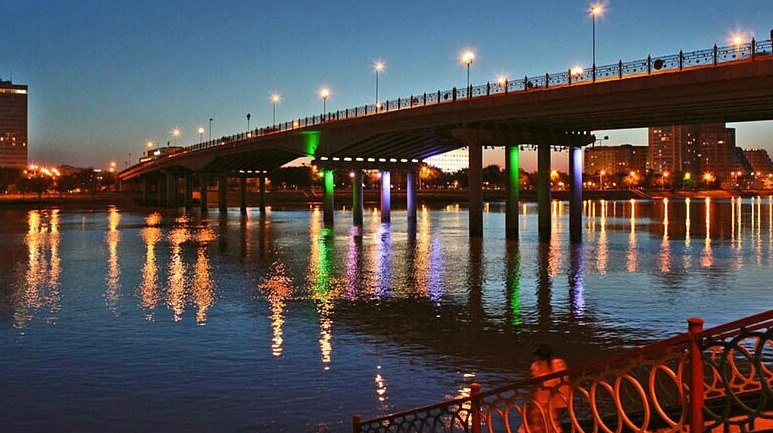 В Казахстане создадут СЭЗ Атырау для развития промышленности Казахстан создает индустриальный кластер в Атырау для развития химической нефтехимической и металлургической промышленности с упрощенным режимом привлечения иностранных специалистов передает ArbatMedia По информации Telegram канала PetroCouncil kz правительство одобрило создание специальной экономической зоны Атырау в пределах одноимённой области и города Новый кластер займёт территорию в 450 гектаров и будет функционировать до конца 2036 года На площадке планируется запуск высокотехнологичных производств внедрение современных технологических решений а также активное развитие ключевых отраслей промышленности Участникам СЭЗ предоставят льготные условия по налогам и таможенным платежам Проект особенно важен в контексте масштабных нефтегазохимических инициатив реализуемых в регионе Предусмотрена также упрощённая процедура для привлечения зарубежных специалистов что должно ускорить запуск и развитие производств Прислать новость