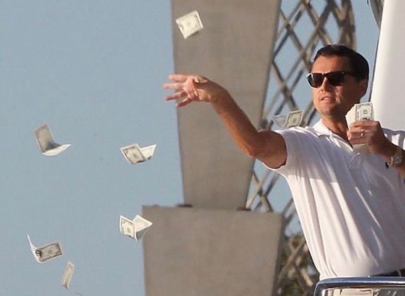 Российские туристы одни из самых щедрых в мире В прошлом году они потратили в заграничных путешествиях 48 млрд долларов и заняли 6 е место среди представителей всех остальных стран Для сравнения иностранцы приезжающие в Россию оставили здесь всего 8 8 млрд долларов То есть россияне вывозят за границу примерно в пять с половиной раз больше денег чем государство зарабатывает на приезжих Подробнее рассказали на ТурДоме tourdom