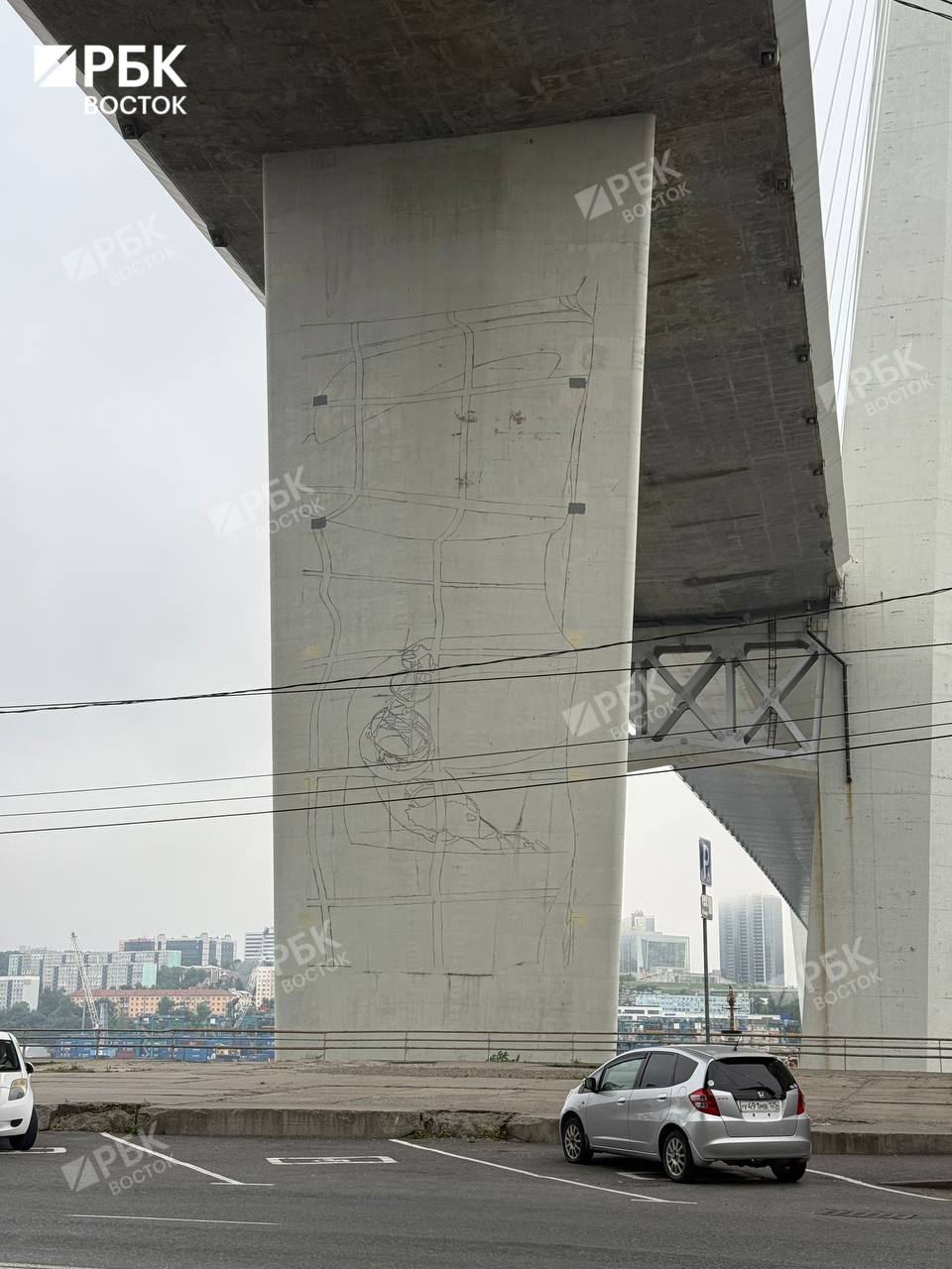 Во Владивостоке приступили к работе над муралами на пилонах Золотого моста   Судя по появляющимся очертаниям, первым появится рисунок буя-маяка с сеткой координат.   «Оптическая иллюзия, превращающая опору моста в концептуальный портал», — ранее описывали этот эскиз в мэрии.