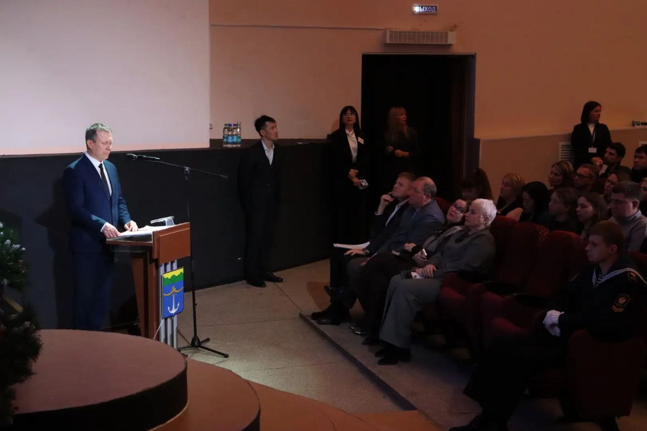 В селе Правда открыла свои двери новое здание врачебной амбулатории В селе Пионеры открыт новый фельдшерско акушерский пункт Продолжается строительство поликлинического комплекса с планируемым вводом в эксплуатацию в 2026 году что позволит существенно улучшить доступность и качество медицинской помощи для жителей округа Эти проекты создают комфортные условия для пациентов и позволяют нам идти в ногу с современными стандартами оказания медицинских услуг Все это становится возможным благодаря реализации национального проекта Продолжительная и активная жизнь и программы Модернизация первичного звена здравоохранения Сахалинской области