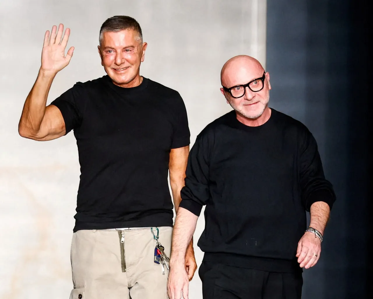 Стефано Габбана покинул пост председателя совета директоров Dolce Gabbana Дизайнер официально ушел с руководящей должности еще 1 января Как сообщает The Guardian новым председателем совета стал Альфонсо Дольче действующий CEO бренда и брат Доменико Дольче Сам Габбана при этом продолжит заниматься дизайном и создавать новые коллекции его отставка касается только административных ролей Кадровые перестановки называют частью реформы управления которая должна помочь компании справиться с финансовым кризисом Сейчас дом моды ведет переговоры с банками о реструктуризации долга в 450 млн На этом фоне Стефано Габбана начал рассматривать варианты продажи своей доли в бизнесе 40  Проблемы бренда связывают с общим падением спроса на люкс и нестабильностью на Ближнем Востоке который является ключевым рынком для марки Ранее для переговоров с кредиторами компания привлекла финансовых консультантов из Rothschild Co settersmedia news