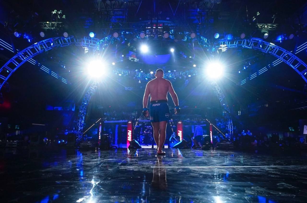Спортсмен из Калмыкии Олег Попов победил Карла Уильямса на турнире PFL World Tournament 4 Поединок, прошедший в Орландо, завершился победой Попова раздельным решением судей — 28-29, 29-28, 29-28. Спортсмен из Калмыкии вышел в полуфинал Гран-при, где его соперником станет бразилец Родриго Насименто.